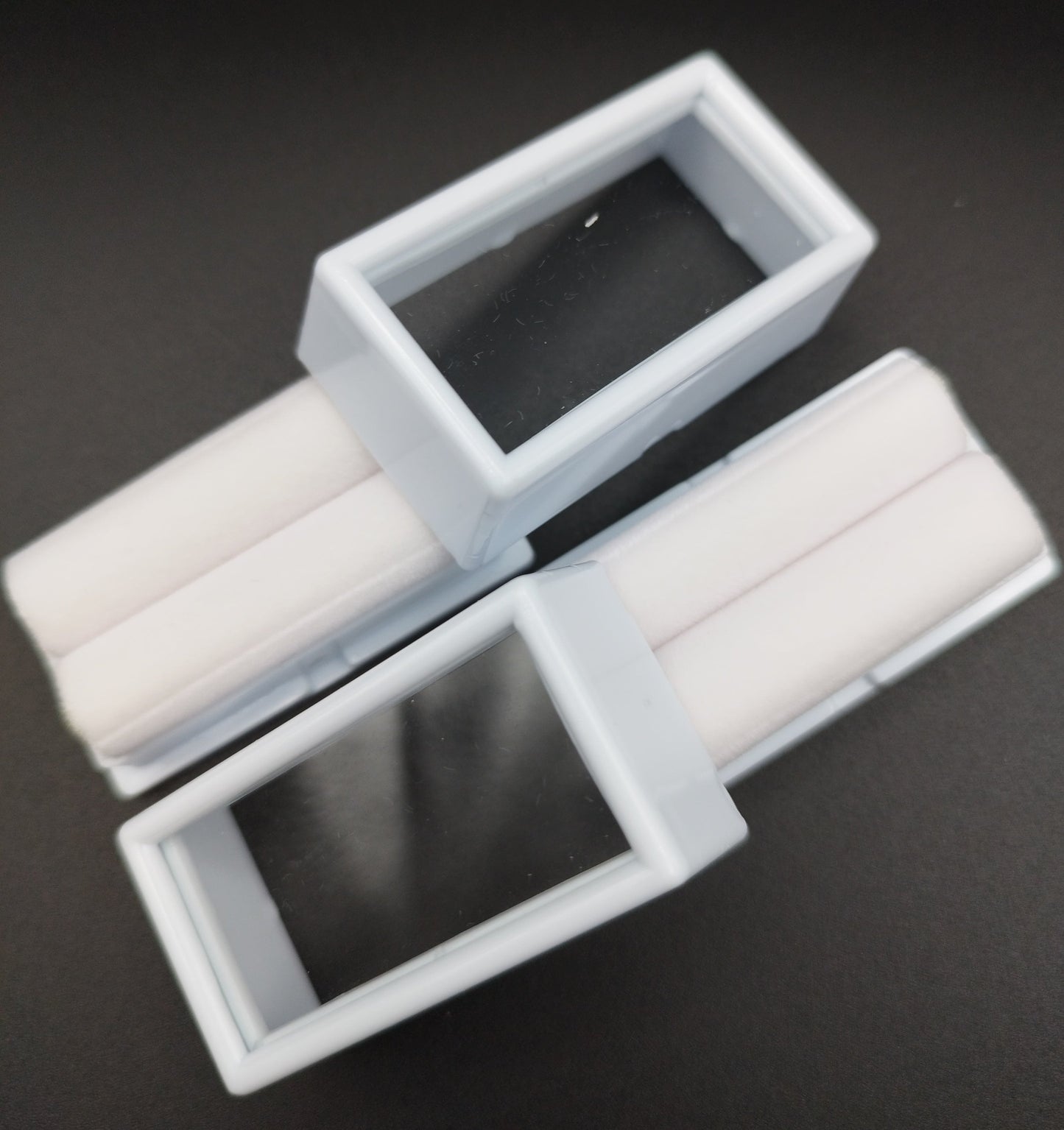 White rectangular plastic box with white bifurcated pad and top window (5,2 * 2,8 * 2 cm)