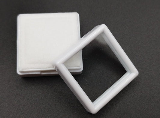 White square plastic box with window and white pad (3 * 3 * 1,5 cm)