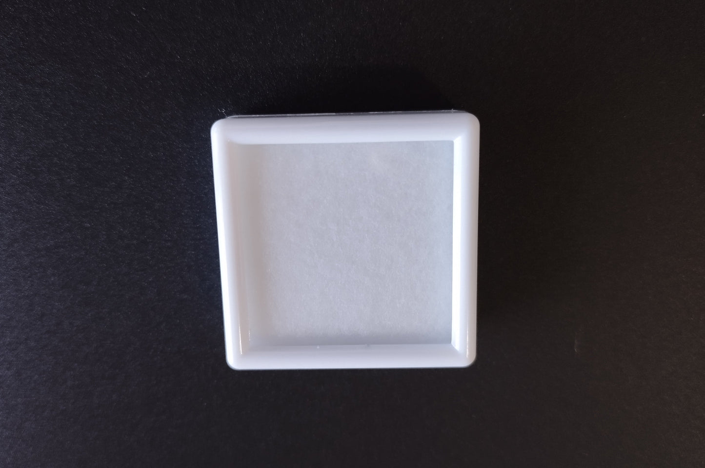White square plastic box with window and white pad (4 * 4 * 1,5 cm)