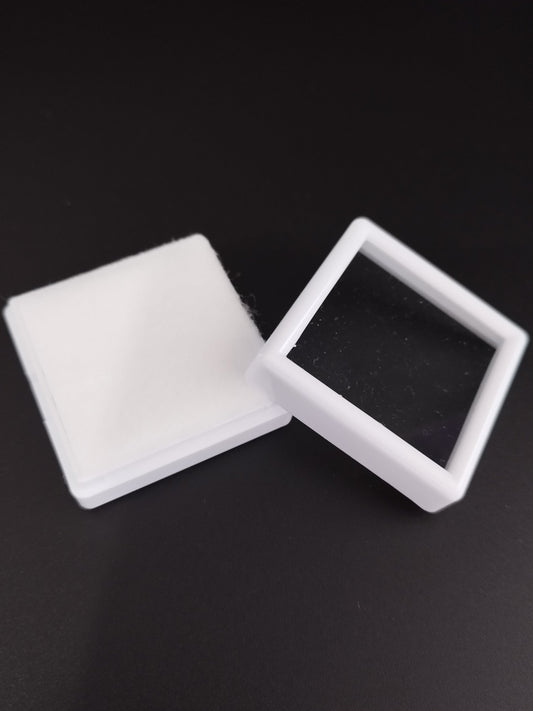 White square plastic box with window and white pad (4 * 4 * 1,5 cm)